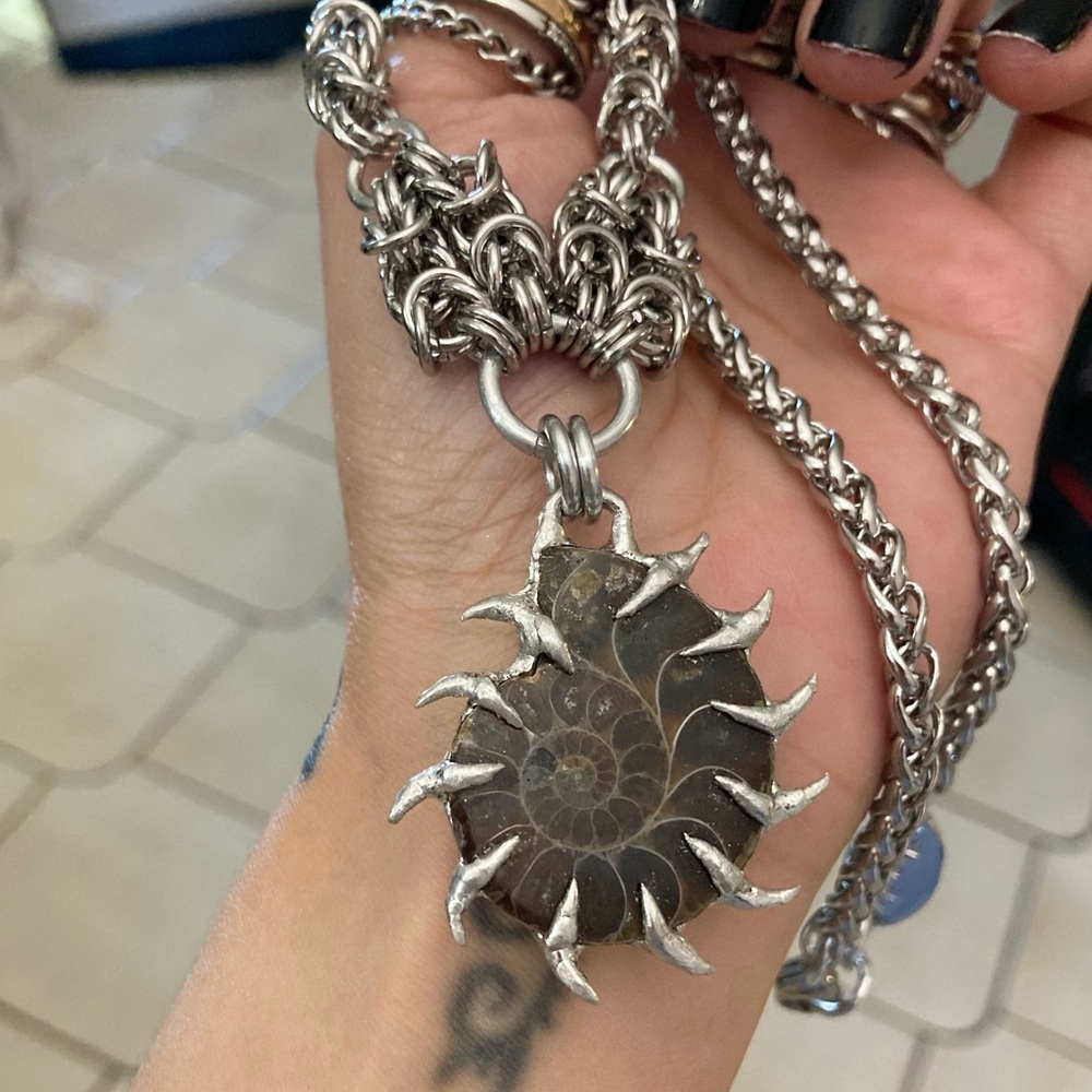 Genuine ammonite fossil shell with spikes on maille silver boho choker necklace - Picture 13 of 13